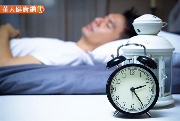 睡眠不足已是现代人的生活常态，许多人常喜欢在周末睡到自然醒，认为这样就可以加减补眠、补回健康。但事实上，假日补眠带来的“社交时差”问题，对健康的负面影响更是剧烈。