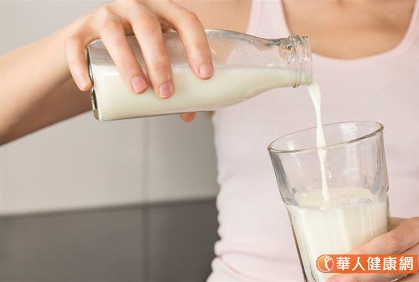 自制“鲜奶豆浆”建议以1：1的比例分别倒入无糖豆浆和全脂鲜奶，搅拌均匀后即可饮用。