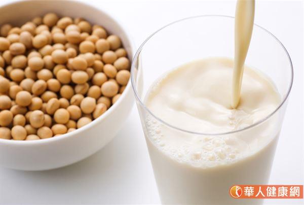 “豆奶”这个称呼其实是音译搞的乌龙，因为国外称豆浆为“Soy Milk”，也就是豆子牛奶，所以再度转换为中文，就被称为“豆奶”。但事实上，豆奶里一点鲜奶成分都没有喔。