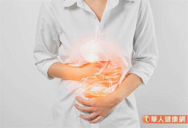 胃食道逆流症狀主要包括：胸口燒灼感、打嗝、噁心、嘔吐、胸口悶痛，以及胃酸逆流。