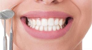 拔牙後一定要做假牙嗎？人工植牙、固定式牙橋差在哪？一張表看懂