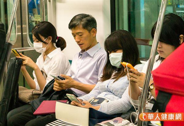 防疫中心認為,戴口罩【一不三要一自決】原則。