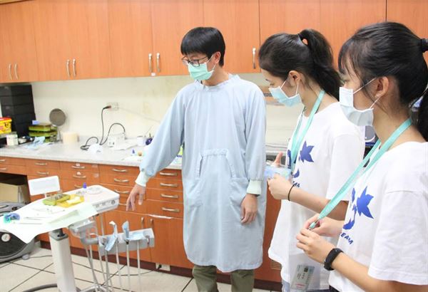 北醫楓杏服務隊帶領學生了解醫療實際操作。（圖片提供／臺北醫學大學）