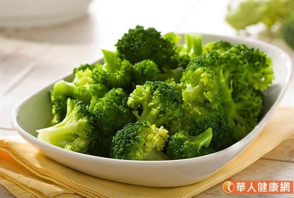 在蔬菜界有「綠色蔬菜之王」美稱的綠花椰菜，由於熱量低、含醣量少外，還富有膳食纖維與維生素，對控制熱量與血糖皆有很大幫助，因此受到採取減醣飲食或低脂飲食的人歡迎。