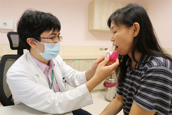 亞大醫院胸腔內科主治醫師林育生指導患者使用氣喘藥，圖非當事人。（圖片／亞大醫院提供）