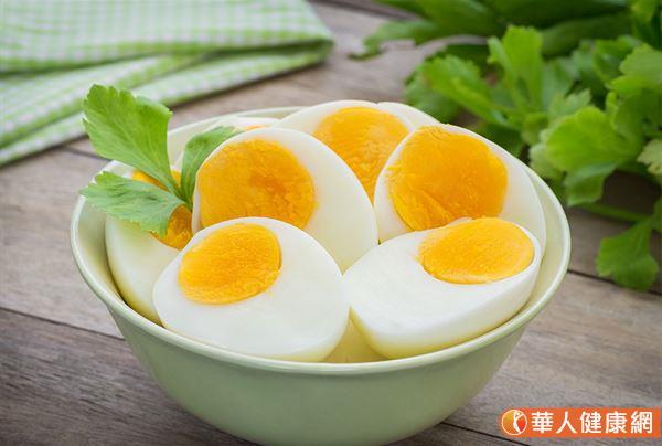 一顆蛋的蛋黃約含200-250mg的膽固醇，至於一個人每天能吃多少顆蛋，還是要看個人的健康狀態，若無患有高膽固醇血症或高血脂的人，建議每天食用2顆雞蛋，對身體應該是安全無虞；若本身有總膽固醇超標或高血脂的情況，仍建議以2天1顆為宜，勿攝取過量。