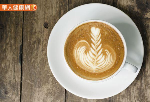 防彈咖啡的做法其實也很簡單， 只需要1杯240cc的黑咖啡加入1湯匙的草飼無鹽奶油及一湯匙椰子油，再利用調理機均勻混合，就可做好一杯防彈咖啡。