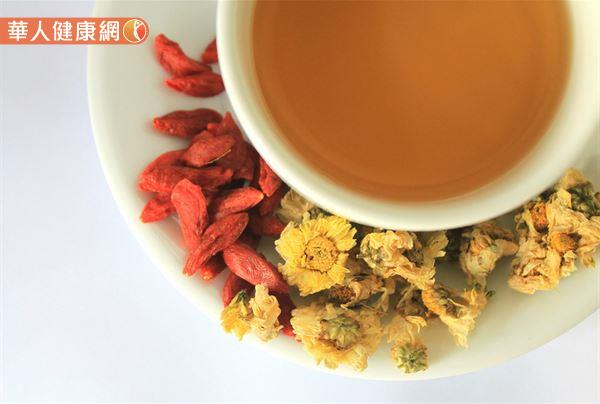 「杞菊決明茶」材料有，枸杞子10公克、菊花10公克、決明子5公克。