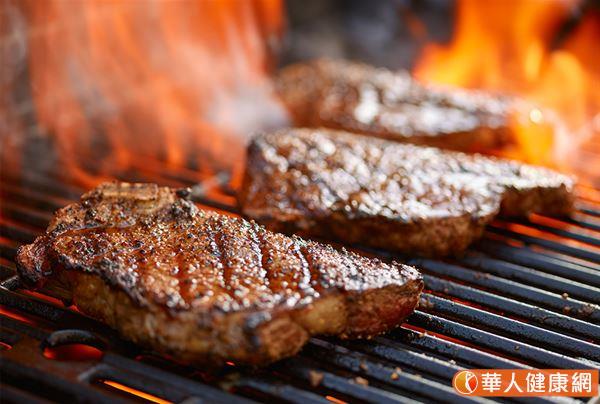 肉品中的脂肪因高溫而溶解成油後，滴到高溫的煤炭中會冒出煙霧，除了在肉品上，在周遭的人也可能吸入肺部。PAHs被國際癌症研究中心(International Agency for Research on Cancer, IARC)列為第一級致癌物，可能會導致基因突變而增加細胞癌化的機率。