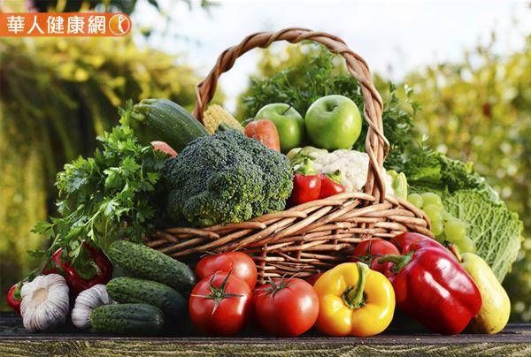 人體無法自行製造葉黃素，因此必須由飲食中攝取，一般來說日常飲食中常見的黃綠色蔬菜、水果及雞蛋中都有葉黃素的存在。