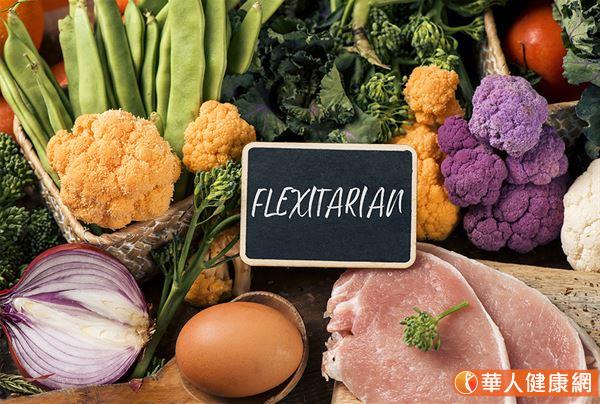 彈性素食飲食（The Flexitarian Diet），名詞組成包含「素食」（vegetarian）以及「彈性」（flexible），這個名詞在十幾年前被營養學家道恩．傑克森．布拉娜（Dawn Jackson Blatner）所創造，主張大部分的時間遵循素食者的飲食方式。透過以蔬食為主食，減少肉類的攝取，不僅不需要靠完全不吃肉來獲得健康，也可以得到吃素的好處之外，相對於生酮飲食較容易遵循。