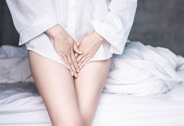 造成尿失禁的原因，主要包括腹部壓力增加、更年期女性荷爾蒙缺乏，以及骨盆底肌鬆弛。