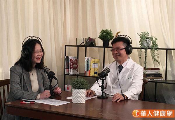 台北慈濟醫院胃腸肝膽科主治醫師王嘉齊（右）分享脂肪肝知識。