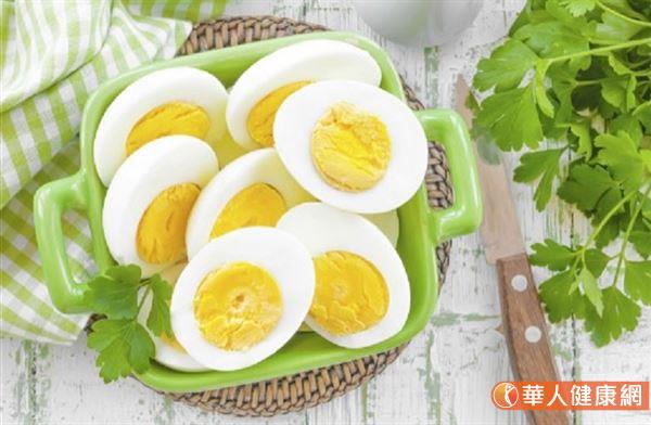 雞蛋除了含有豐富蛋白質，蛋黃中也含有豐富的維生素A、B1、B2和鐵、磷等礦物質，蛋是經濟實惠的營養食物。