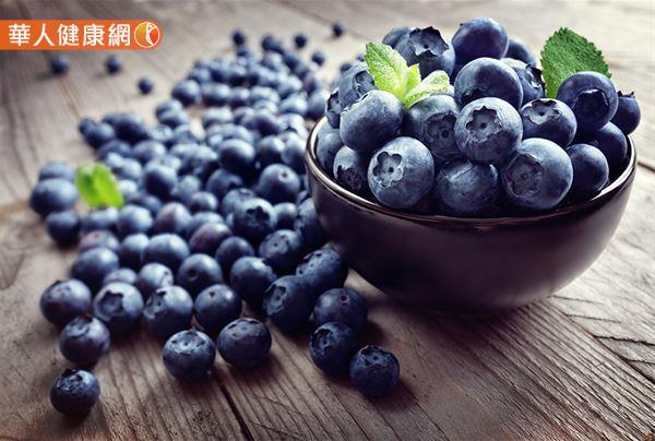 花青素是藍莓中的一種植化素，具有強大的抗氧化力，可以降低自由基細胞對眼睛細胞的氧化傷害。