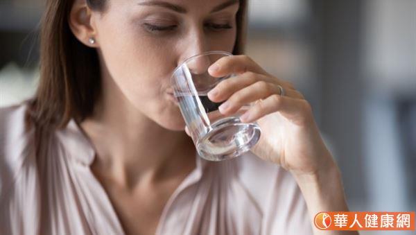 一般成年人罹患急性腸胃炎多補充水分，在家休息幾天就會慢慢復原。但是，脫水出現有一些症狀要特別小心，當患者心跳快、呼吸急促、嘴巴乾、小便減少、皮膚會偏涼冷冷的感覺。