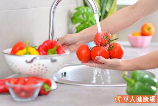 食用蔬果之前要清洗乾淨，可以先將蔬菜、水果放入盆中以清水浸泡約3分鐘，讓蔬果表面的農藥能溶於水中。之後再用細小流水沖洗，讓水不斷流動，如此浸泡15分鐘，可帶走表面大部分農藥。