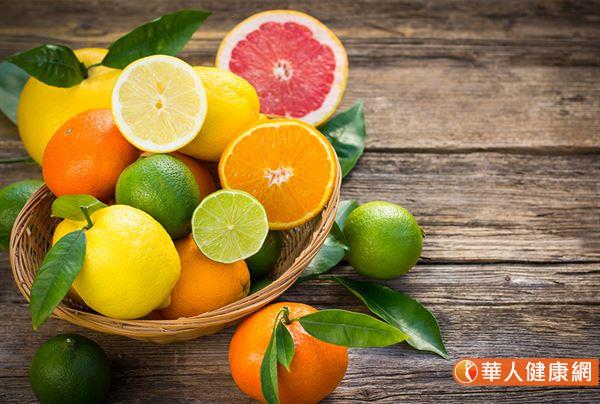 柑橘類水果中的橙皮苷成分，能干擾新冠病毒在人體內複製的蛋白質，以減少體內病毒量。