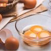 吃生蛋安全嗎？當心裂開、沾糞便的蛋上可能有沙門氏菌！這樣做吃蛋更安心