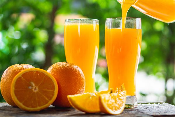 曾有研究指出，柑橘類水果中富含名為橙皮苷（hesperidin）的黃烷酮類化合物，不僅可以幫助血管舒張以降低血壓，還具有抗氧化的特性，甚至可以防止血栓生成，有助預防腦血管疾病；近期又發現，橙皮苷還能減少血管內粥狀硬化斑塊的面積，進一步預防心血管疾病的發生。
