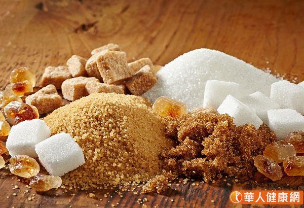 黑糖、紅糖、黃糖或白糖，皆是由蔗糖精煉出的精緻糖。