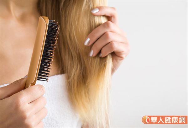 頭髮乾枯，與肺氣是否充足有關。乾燥的氣候也容易使頭髮水分喪失，易產生靜電，因此頭髮容易打結、雜亂、難以梳理。