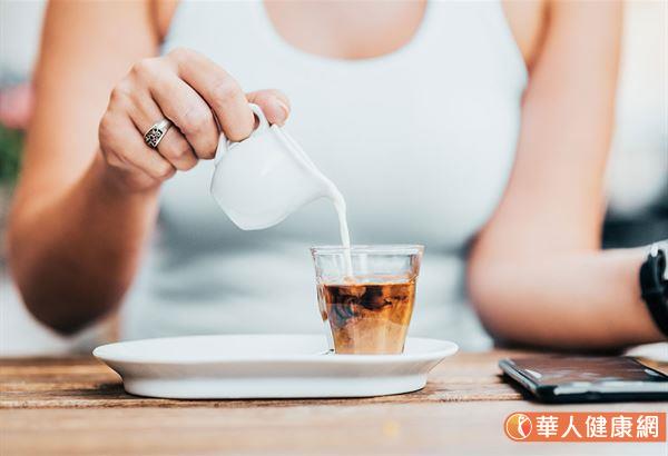 有的人喝咖啡喜歡加鮮奶、牛奶球或奶精球來增添風味變換口味。
