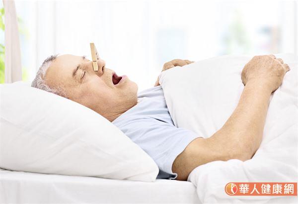 睡眠呼吸中止症會併發高血壓、腦血管疾病、高血脂症等。