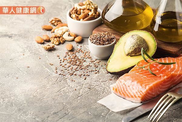 研究指出Omega-3魚油中含EPA，這一些對眼睛瞼脂脂肪酸很重要，如果經常外食可能這一些會攝取不足，可能會偏向其他脂肪酸。