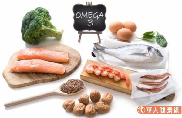 Omega-3是我們人體無法自行製造的，必須從食物攝取。建議每周吃三次深海魚類，例如：鯖魚、秋刀魚、鮪魚、鮭魚，以及每天可攝取海藻、堅果、麻籽、亞麻仁油、紫蘇油等富含Omega-3脂肪酸的好油脂食物。