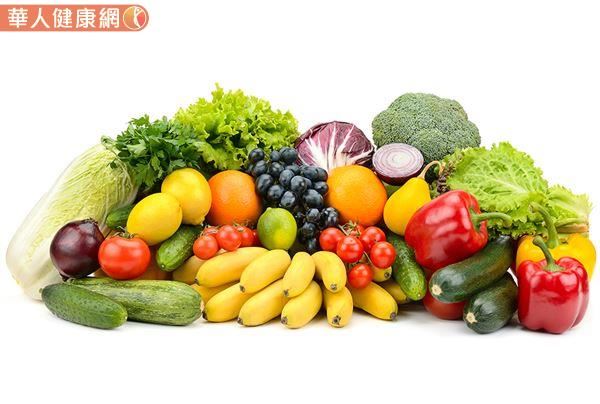 多樣化和均衡的飲食，富含水果和蔬菜以及必需營養素，例如維生素D、維生素A、B維生素（葉酸、維生素B6和B12）、維生素C和鐵、銅、硒和鋅等礦物質，有助於增強人們對COVID-19免疫系統的正常功能，