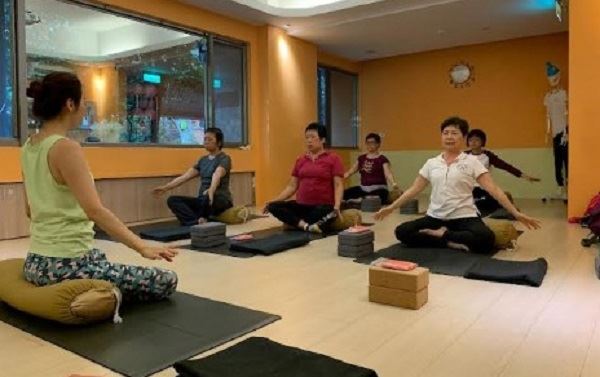 台灣癌症基金會指出，有多項研究發現，透過中低強度的瑜珈訓練，可以明顯改善癌因性疲憊。（圖片提供／台灣癌症基金會）