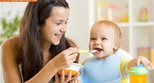 母奶寶寶如何開始吃副食品？營養師：飢餓先給再補母奶，多觀察寶寶反應