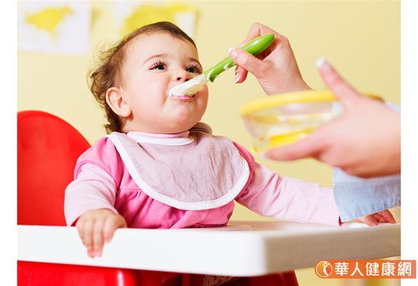 想要減少食物過敏的機會，最好在1歲之前就開始微量接觸各種食物，讓腸胃產生耐受性，以降低嚴重的過敏反應症狀。