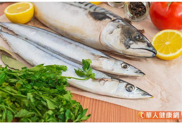 海鮮類屬於低熱量，還含有高蛋白、低脂肪，醣分也很低，鯖魚、竹筴魚之類的青背魚則是因為含有優質油脂及豐富的DHA和EPA，所以也很推薦。