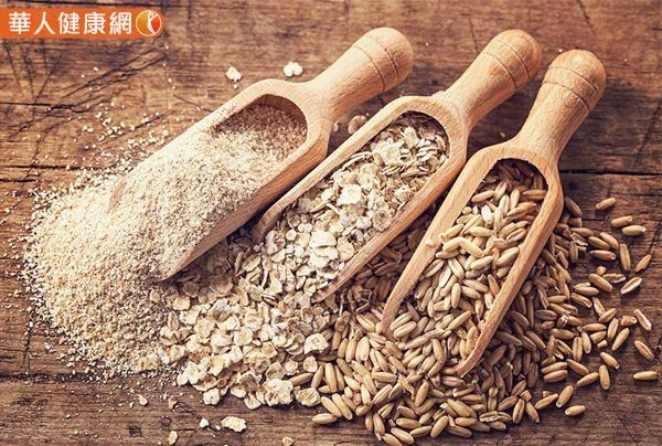 採用「1410」斷食法，飲食要多攝取高纖維，多吃一些穀物類包括全麥麵包、燕麥片。