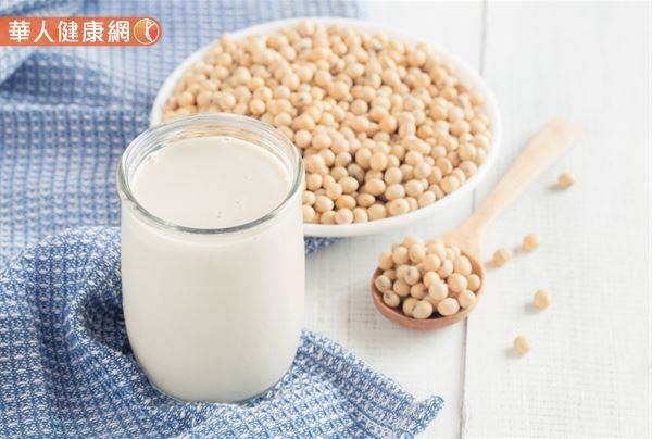 早餐喝豆漿、牛奶或燕麥奶一杯，也可以補充膠原蛋白。