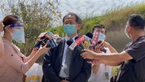 臺中榮總醫院與台中市府在中央公園設置「大型PCR給藥得來速」，臺中榮總醫院院長陳適安上午特別到中央公園站現場指揮調度。（圖片提供／中央疫情指揮中心）