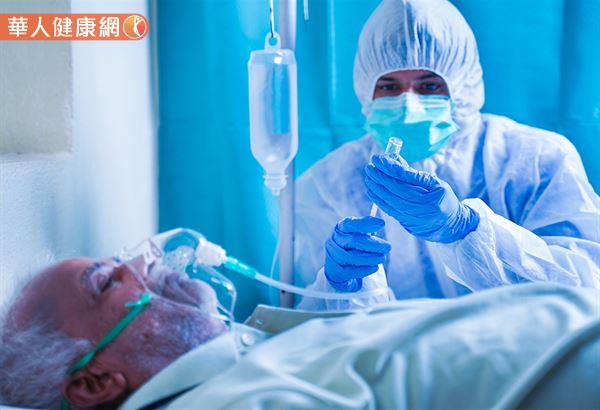姜冠宇醫師昨22日在臉書發文表示，「現在病毒重症率低，能代表更少的風險嗎？」 美國690萬人麻州，一個高度接種的州卻告訴我們Omicron的「超額死亡」是Delta的「3倍」。