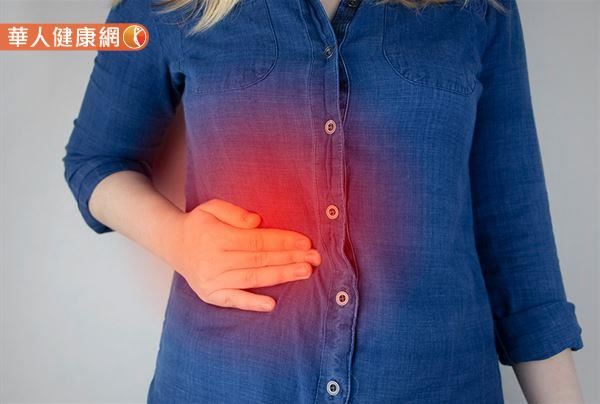 膽結石最常見的症狀就是腹痛，因為膽囊位於右上腹，因此主要疼痛部位會出現在右上腹，通常也會伴隨著噁心、消化不良等症狀。