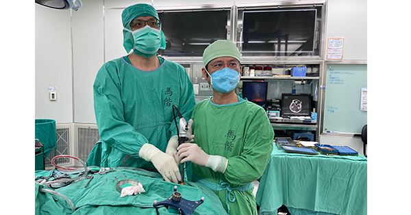 馬偕紀念醫院神經外科主治醫師詹雲凱(左)以及耳鼻喉科主任王瀛標共同執行內視鏡手術移除腦下垂體腫瘤。（圖片提供／馬偕醫院）