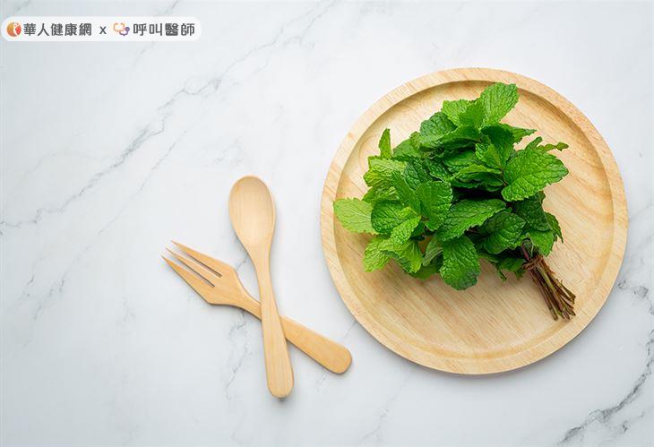 When cold pathogens invade the lungs and nose, use peppermint oil to massage near the nostrils, or directly drink peppermint tea or Houttuynia cordata as tea to relieve nasal congestion and loss of smell caused by wind-heat infection.