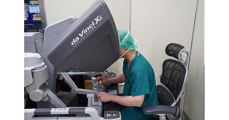達文西膽囊切開取石手術由於可以放大10倍倍率，並且視野可達到540度範圍，醫師能將膽結石成功一顆顆取出。（圖片提供／彭正明主任）