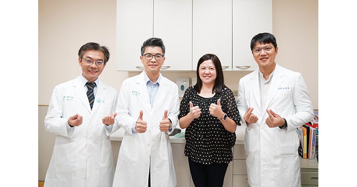 左一為放腫科主任郭于誠、左二為乳房外科乳任劉良智、右一為一般外科醫師古君平、右二為病患 。(圖片提供/中國醫藥大學新竹附設醫院)