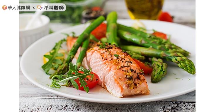 美國心臟協會提出魚油的攝取量建議如下：沒有心血管問題、單純想保健的人：**一星期至少吃兩種以上不同的魚，如鮭魚、秋刀魚、鯖魚、沙丁魚和等富含omega-3脂肪酸的魚類。