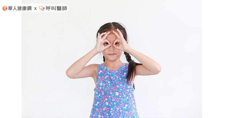 在門診案例中，幼兒眼疾以假性近視、散光最多，最小案例是300度近視的3歲幼兒，已配鏡，這種狀況有可能是遺傳自高度近視的父母，當然人手一支的3C產品，也可能是加重近視形成的因子。