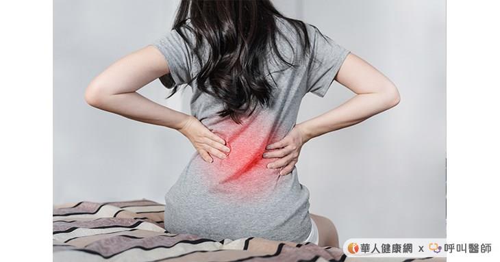 引起坐骨神經痛的原因頗多，最常見的病因之一是腰椎間盤向後突出，造成神經根的直接壓迫，此症狀臨床稱為「椎間盤脫出症」。