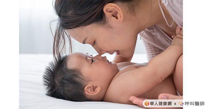 兒科醫師表示，在寶寶出生後前三個月，大便頻次會和喝奶的配方相關。