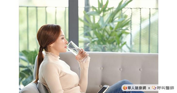 多喝水會增加排尿，細菌就不容易累績尿道口而引起尿道炎、陰道發炎等。