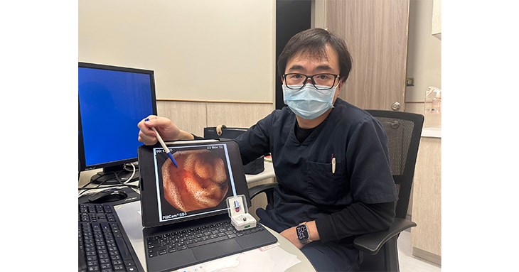 范峻維醫師表示，目前透過小腸膠囊內視鏡就可以完整檢查整段六公尺的小腸。（圖片提供／中國醫藥大學新竹附設醫院）